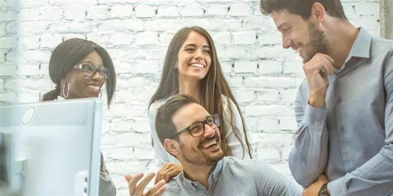 Colaboradores reunidos en un entorno laboral colaborativo, reflejando cultura organizacional y la importancia de tener un plan de retención de personal.