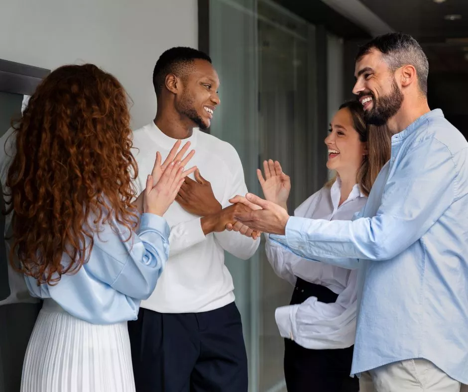 Colaboradores celebrando en la oficina como parte de un programa de beneficios para empresas