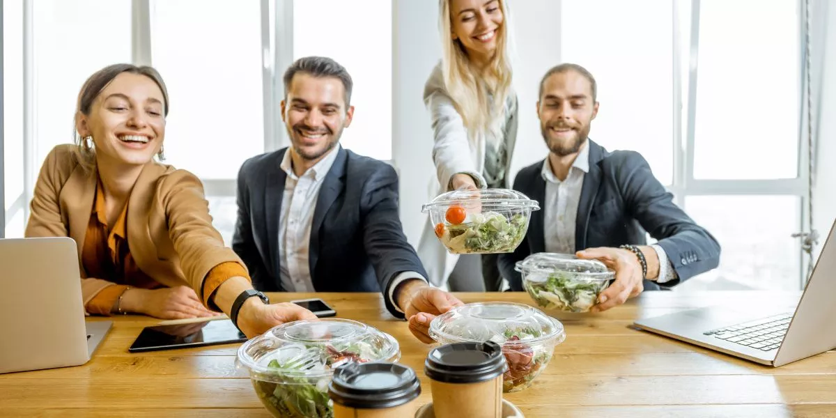 colaboradores enfocados en su alimentación